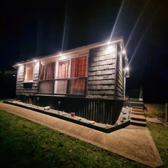 Cosy Hideaway Lodge In Glan Gwna Caeathro Extérieur photo