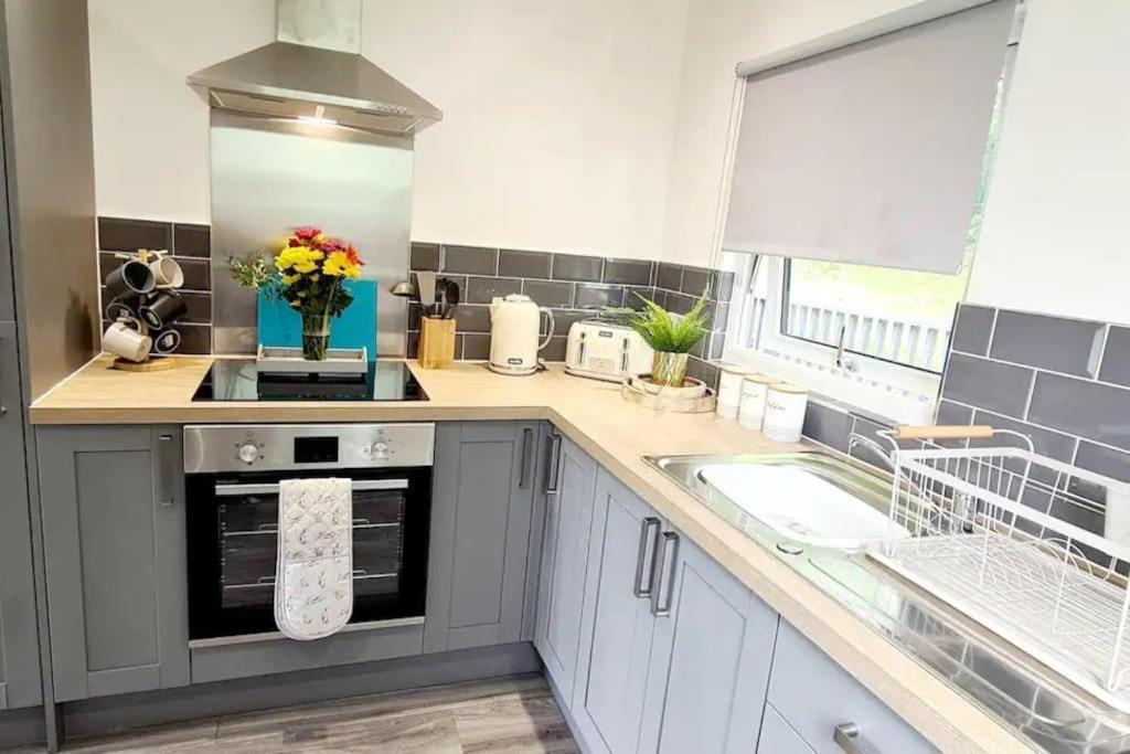 Cosy Hideaway Lodge In Glan Gwna Caeathro Extérieur photo
