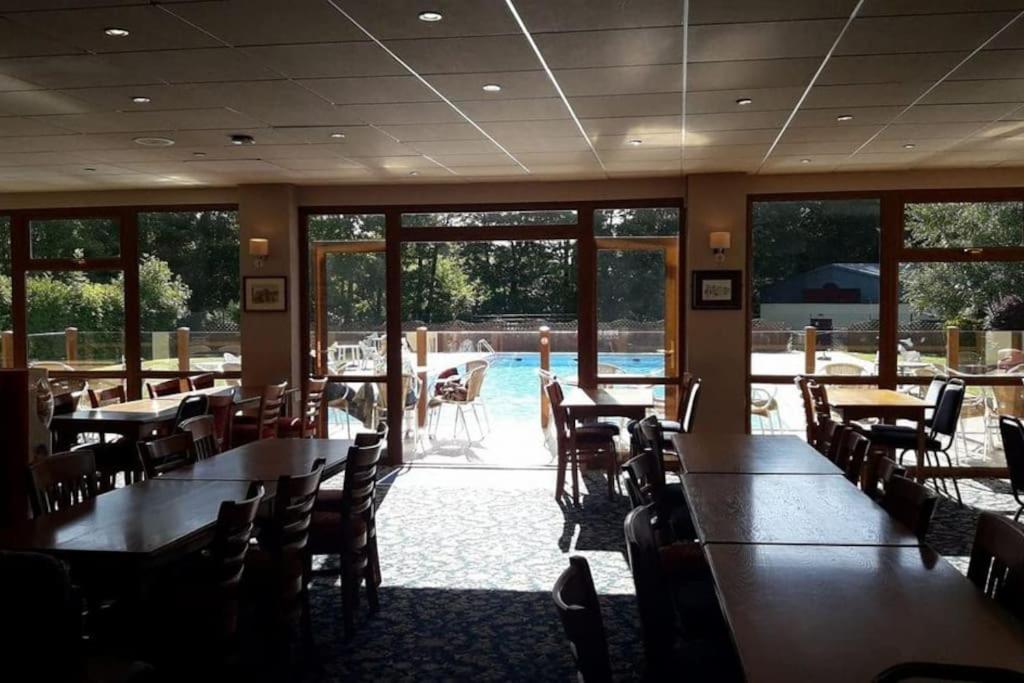 Cosy Hideaway Lodge In Glan Gwna Caeathro Extérieur photo