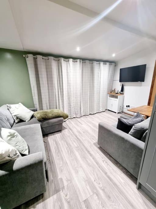 Cosy Hideaway Lodge In Glan Gwna Caeathro Extérieur photo