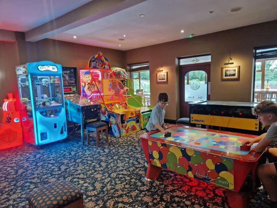 Cosy Hideaway Lodge In Glan Gwna Caeathro Extérieur photo