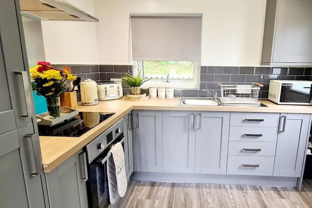 Cosy Hideaway Lodge In Glan Gwna Caeathro Extérieur photo